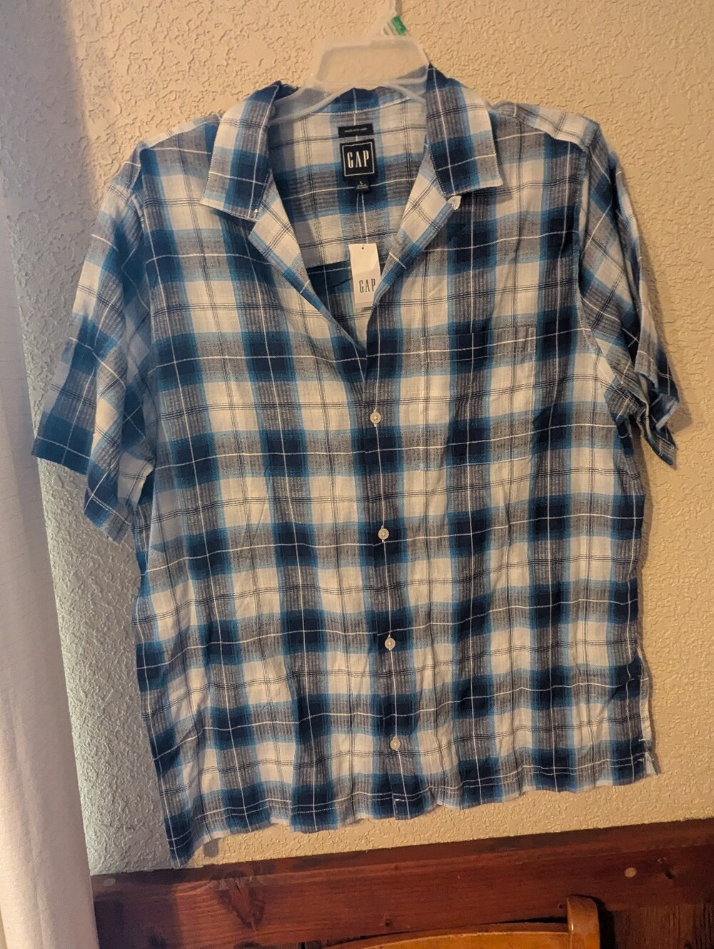 GAP Men’s Blue and White Plaid Short-Sleeve Button-Down Shirt